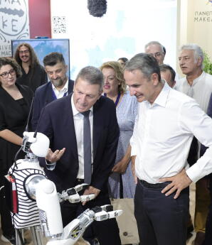 Μητσοτάκης στη 90ή ΔΕΘ: Η βόλτα στα περίπτερα