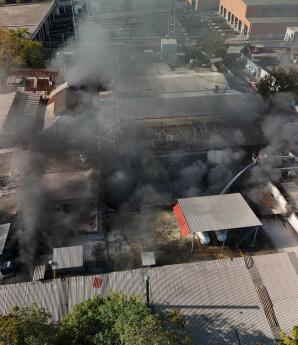 Αιγάλεω: Φωτιά σε βαφείο ρούχων - Καταστράφηκε ολοσχερώς η επιχείρηση