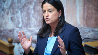 Αύξηση κατώτατου μισθού από 1η Απριλίου – Τι είπε η Κεραμέως