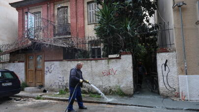 Κυψέλη: «Υγρό τσιμέντο» αναβλύζει από αυλή σπιτιού - «Έκλεισαν» δρόμοι