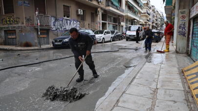 Κυψέλη: «Υγρό τσιμέντο» αναβλύζει από αυλή σπιτιού - «Έκλεισαν» δρόμοι