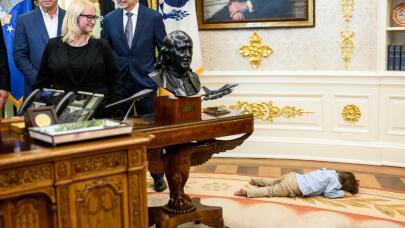 Δίχρονος Στο Επίκεντρο Του Οβάλ Γραφείου, Ενώ Μιλάει Ο Τραμπ