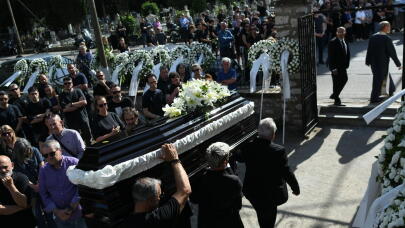 Θρήνος Στην Κηδεία Του Μάριου Οικονόμου Στα Ιωάννινα
