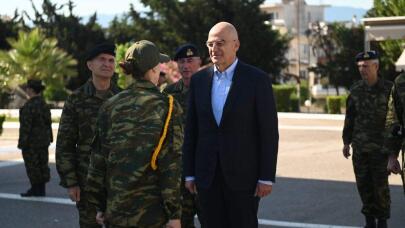 Ο Ν. Δένδιας με εθελόντριες γυναίκες στον Στρατό