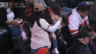 Viral βίντεο με μαμά στον αγώνα των Giants – Η απάντησή της