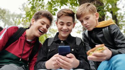 Social Media Για Παιδιά: Από 1/1 Το Όριο Των 15 Ετών