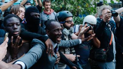 Γαλλία: Δήμαρχος Σεν-Ντενί μπροστά σε μαθητές και δακρυγόνα