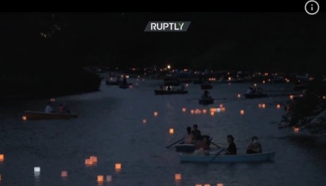 Eντυπωσιακά φανάρια επιπλέουν στη θάλασσα