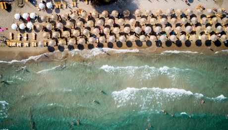 Χαλκιδική: Υπεύθυνος Beach Bar Έδειρε Ζευγάρι Ηλικιωμένων