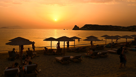 Ηλιοβασίλεμα Στα Μαυροσπήλια Της Κιμώλου