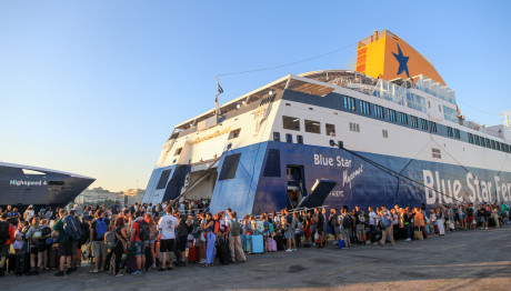 Πειραιάς: Γεμάτα Φεύγουν Τα Πλοία Για Τον Δεκαπενταύγουστο