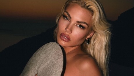 Αλεξάνδρα Παναγιώταρου: Topless Στο Ηλιοβασίλεμα