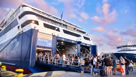 Αδειάζει Η Αθήνα - Το Αδιαχώρηστο Στο Λιμάνι Του Πειραιά