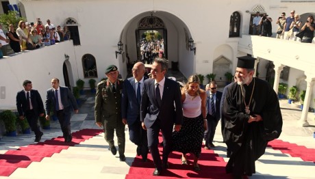 Δεκαπενταύγουστος: «Βουλιάζει» η Τήνος από πιστούς - Επίσκεψη Μητσοτάκη