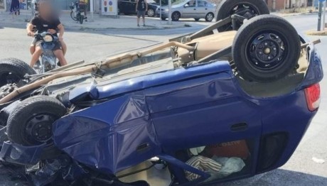 Σφοδρή σύγκρουση αυτοκινήτων στην Ηλιούπολη - Απεγκλωβίστηκε οδηγός