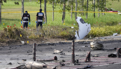 Μαλαισία: Αεροπλάνο συνετρίβη σε αυτοκινητόδρομο - Τουλάχιστον 10 νεκροί