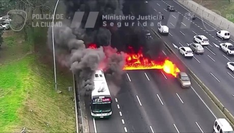 Λεωφορείο Στις Φλόγες - Επιβάτες Τρέχουν Έντρομοι