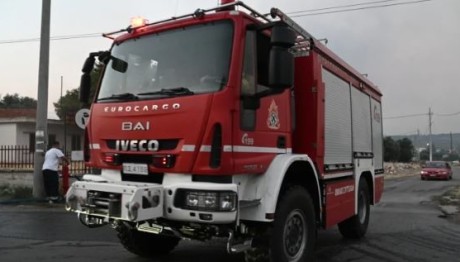 Φωτιά στον Ασπρόπυργο σε μάντρα οχημάτων