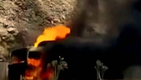 Βυτιοφόρο πήρε φωτιά στην εθνική οδό Αθηνών - Κορίνθου