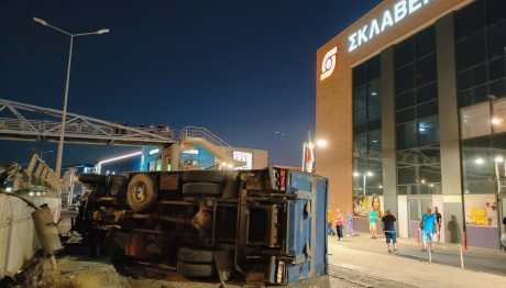 Κηφισός: Φορτηγό Ανετράπη Σε Παράδρομο