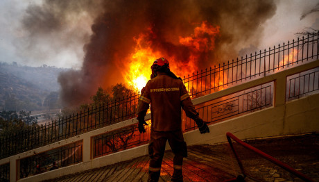 Φυλή: Απομακρύνθηκαν Με Ελικόπτερο Από Τη Μονή Και Παιδιά