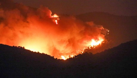 Φωτιά Φυλή: Ανεξέλεγκτο Το Πύρινο Μέτωπο Στην Πάρνηθα