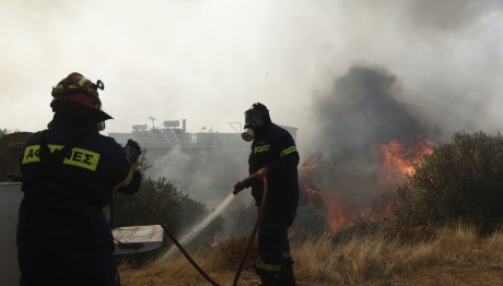 Στις πλαγιές της Πάρνηθας η φωτιά - Ξεκίνησαν οι εναέριες ρίψεις