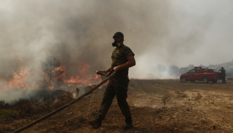 Φωτιά στην Πάρνηθα: Εκκενώνεται η Αμυγδαλέζα