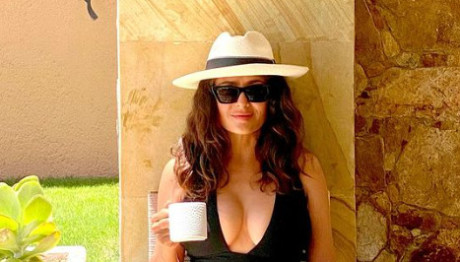 Σάλμα Χάγιεκ: Ποζάρει στο Instagram με μαγιό και γόβες