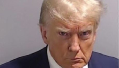 Χαμός μετά την επιστροφή του Τραμπ στο «X» με τη φωτογραφία σύλληψης