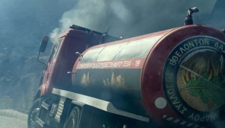 Άνδρος: Συγκλονισμένος ο οδηγός υδροφόρας που άρπαξε φωτιά