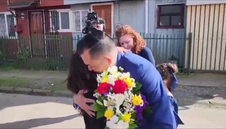 Μητέρα Και Γιος Αγκαλιάστηκαν Μετά Από 42 Χρόνια!