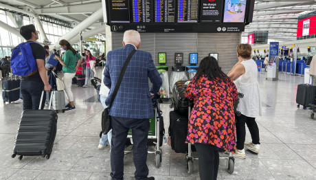 Βρετανία: Παραμένει το χάος στα αεροδρόμια - «Θα κρατήσει μέρες»
