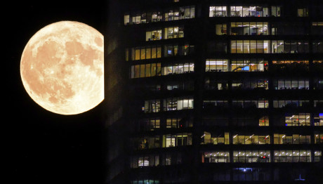 «Μπλε Φεγγάρι»: Aπόψε το Σπάνιο Φαινόμενο με Υπερπανσέληνο