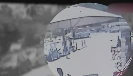 Νέο Φάληρο: Η Στιγμή Που Αυτοκίνητο Χτυπάει 30χρονη