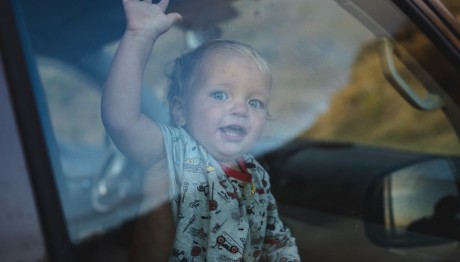 Ηλεία: Άφησαν Το Παιδί Τους Στο Αμάξι Και Πήγαν Για Ψώνια