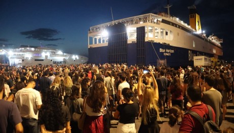 Ηράκλειο: Ξεσηκώθηκαν για τον Αντώνη - Διαμαρτυρία έξω από το Blue Horizon