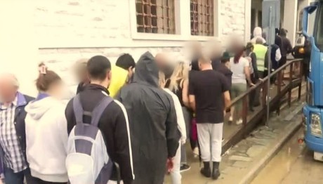 Κακοκαιρία Daniel: Ουρές στον Βόλο για πόσιμο νερό