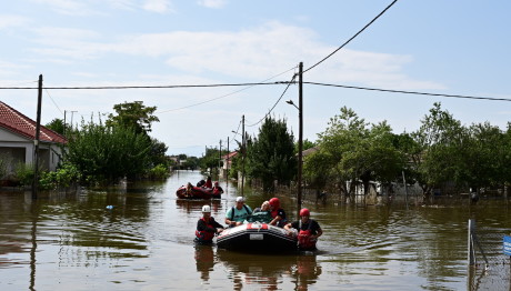 Καρδίτσα: 80χρονος αγρότης βγήκε με τη βάρκα του κι έσωσε 15 ανθρώπους