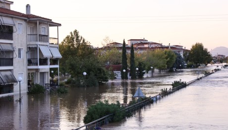 Υποχωρεί η στάθμη του νερού στον Πηνειό - Σοβαρά προβλήματα στη Θεσσαλία