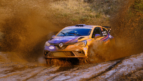 Στο βάθρο του Ράλλυ Ακρόπολις οι Χαλκιάς - Κομνός με το Clio Rally3