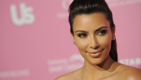 Η Κim Kardashian Φορά Τη Νέα Τάση Της Μόδας