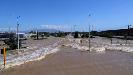 Θεσσαλία: Θαμμένη στα λασπόνερα -Αγώνας δρόμου για να ανοίξει η Εθνική οδός