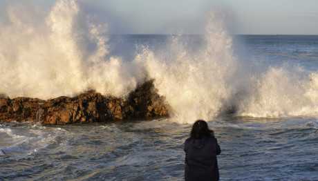 Κύματα 9,5 Μέτρων Σάρωσαν Ακτές Στη Νότια Αφρική