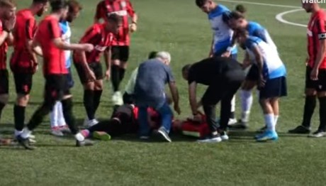 Ποδοσφαιριστής Έπεσε Στο Έδαφος Αναίσθητος