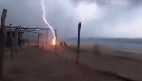 Μεξικό: Κεραυνός Χτύπησε Δύο Ανθρώπους Σε Παραλία - Βίντεο