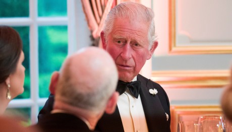 Bασιλιάς Κάρολος: Aπέκλεισε φουά γκρα & σπαράγγια από το δείπνo στη Γαλλία