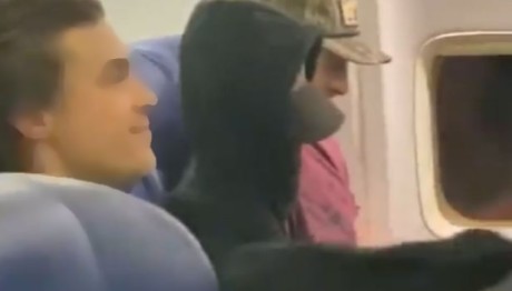 Viral το κόλπο ταξιδιώτη σε πτήση για να μένει η διπλανή θέση κενή