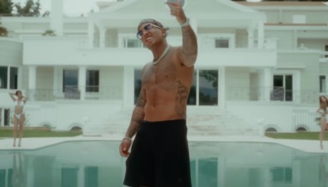 Στη Βίλα Που Μεγάλωσε Ο Κασσελάκης Το Video Clip Του Light