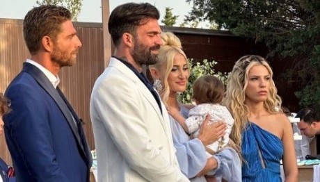 Τούνη- Αλεξάνδρου: Στην εκκλησία με τον Πάρη για την πρώτη Θεία Κοινωνία